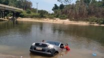 Caminhonete afunda acidentalmente em rio de MT após motorista desengatar carretinha
