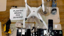 Policiais penais apreendem drone com 10 celulares e entorpecentes na PCE