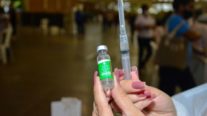 Até o recebimento de mais vacinas do Ministério da Saúde, segunda dose da Astrazeneca será aplicada apenas em quem recebeu a primeira em Cuiabá