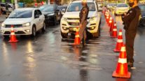 Três pessoas são presas e 22 veículos são removidos durante operação em Várzea Grande