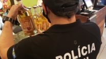 Garrafas de cachaça falsificada que eram vendidas em restaurante em Cuiabá são apreendidas pela polícia