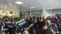 Policiais penais fazem ato no palácio do governo de MT para cobrar reajuste salarial