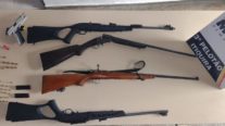 PM prende quatro homens por porte ilegal de arma de fogo