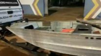 Traficantes são presos transportando 100 kg de drogas em barco em rio de MT
