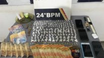 PM apreende adolescente e prende homem com 242 porções de drogas