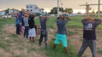 11 pessoas são presas flagradas construindo cozinha comunitária em área invadida em Cuiabá