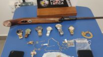 PM prende homem por porte ilegal de arma e recupera relógios e joias furtados