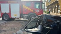 Bombeiros retiram vítima presa às ferragens de veículo após acidente em avenida da Capital