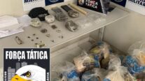 Força Tática prende 3 integrantes de facção criminosa com drogas e cestas básicas