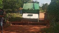 Caminhão de coleta de lixo cai ao tentar atravessar ponte de madeira em Várzea Grande (MT)
