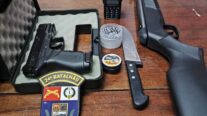 PM prende suspeito por violência doméstica e ameaça e apreende simulacro de arma de fogo