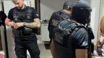 Polícia Civil cumpre mandados contra influencer que usava rede social para promover facção criminosa