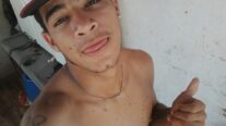 Jovem é morto a tiros e irmã é baleada na perna enquanto caminhavam em bairro de MT