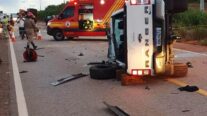 Bombeiros retiram vítima presa às ferragens de veículo após acidente na MT-100