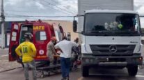 Corpo de Bombeiros socorre ciclista após acidente de trânsito com caminhão