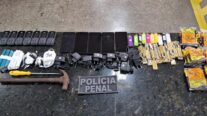 Policiais penais localizam pacote com 12 celulares e carregadores arremessado para dentro de penitenciária