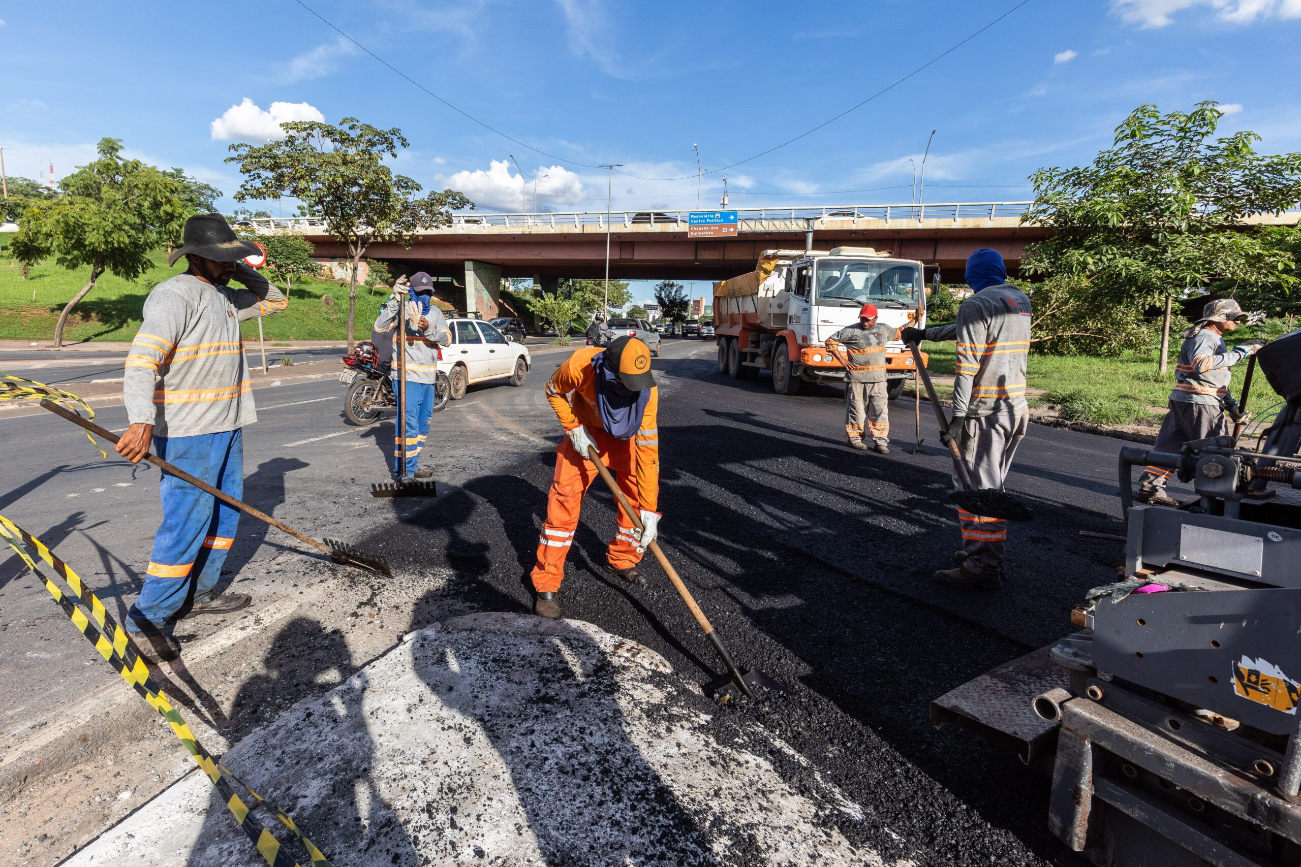 Treze pontos de Cuiabá recebem operação tapa-buraco em 2 dias