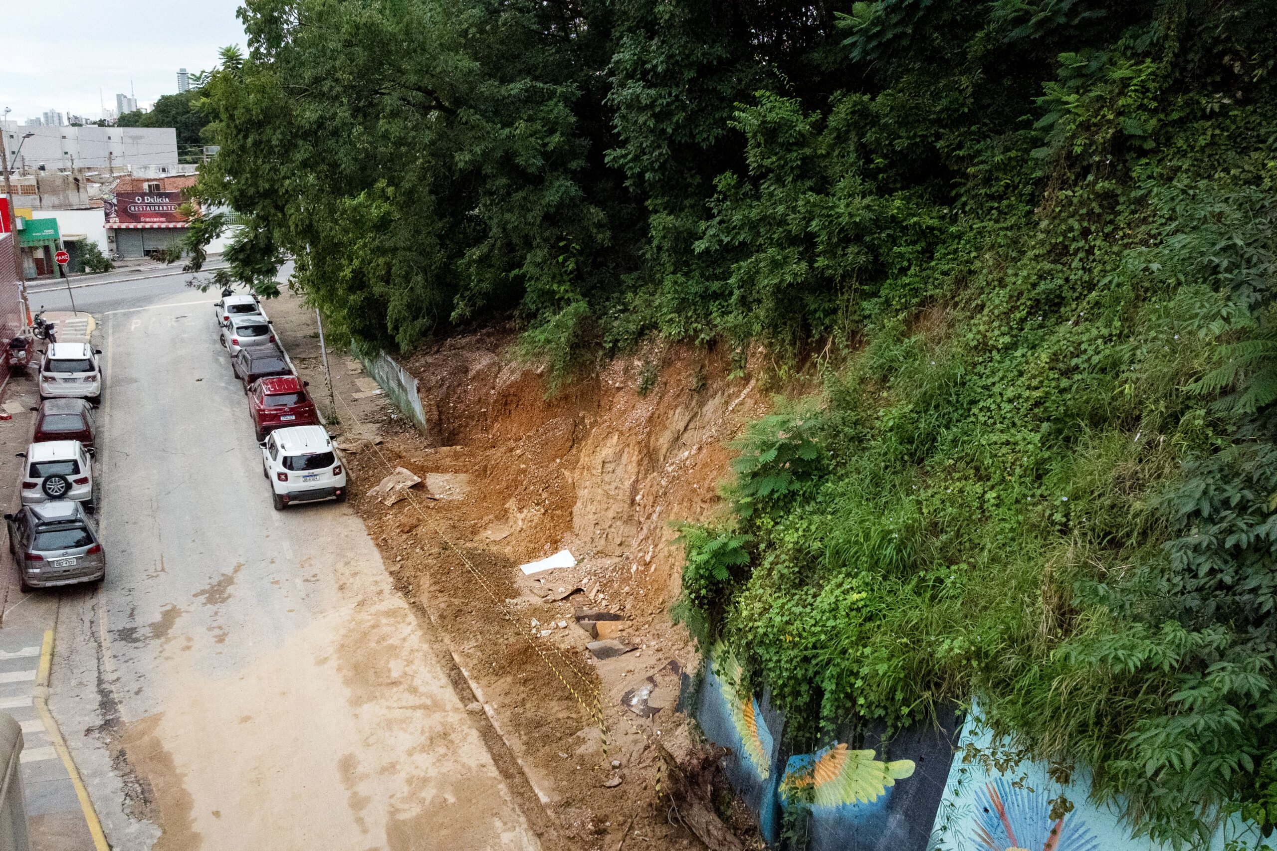 Morro do Seminário recebe trabalhos emergenciais para conter deslizamentos