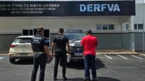 Polícia Civil prende advogado e suposto cliente que tentavam tirar Jeep Renegade de delegacia com documento falso