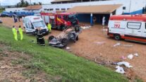 Dois morrem e homem fica ferido após carreta bater em carro e veículo ser arremessado para fora de pista em MT