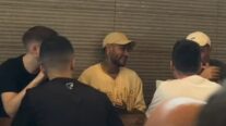 Neymar atrai fãs com Ferrari de R$ 7,5 milhões em almoço em Santos
