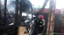 Bombeiros extinguem incêndio em ônibus em Rondonópolis