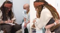 Johnny Depp se veste como Jack Sparrow em visita a Hospital Infantil