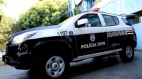 Polícia Civil prende homem por porte ilegal de arma e esposa por danificar delegacia