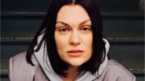 Jessie J atualiza estado de saúde após cirurgia de câncer de mama: ‘Energia positiva’