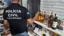 Polícia Civil apreende 444 garrafas de bebidas destiladas falsificadas no Shopping Popular em Cuiabá