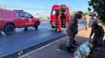 Corpo de Bombeiros socorre vítimas após colisão de carro em poste em Cuiabá