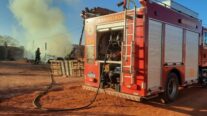 Corpo de Bombeiros combate incêndio em residência desocupada