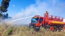 Corpo de Bombeiros combate incêndio em terreno próximo a algodoeiras