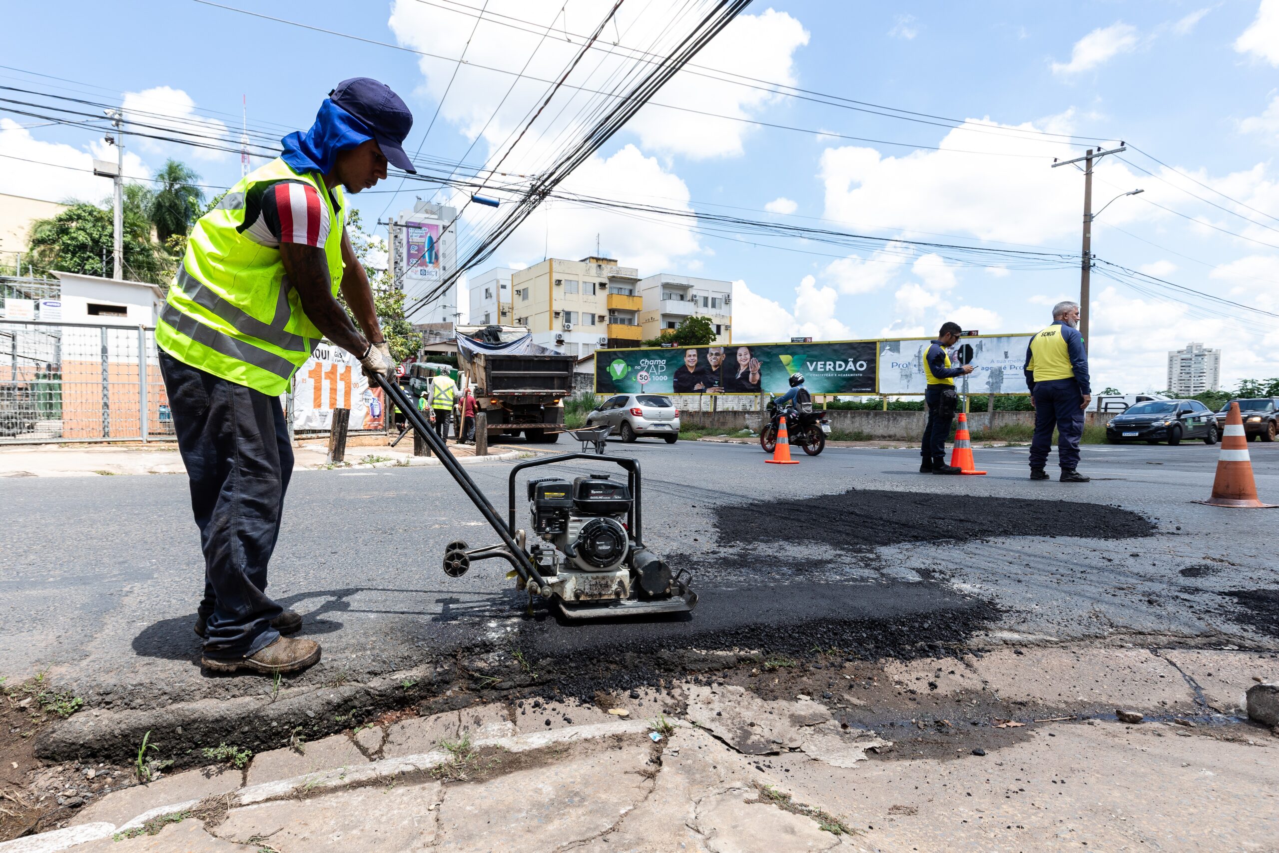 Prefeitura de Cuiabá intensifica operação tapa-buraco em oito bairros simultaneamente