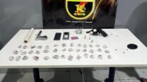 PM prende foragidos da Justiça por tráfico de drogas e porte ilegal de arma