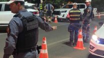 Operação Lei Seca resulta na prisão de dois condutores embriagados e remoção de 16 veículos