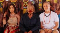 Anitta e Luciano Huck visitam cacique Raoni após participarem de cerimônia indígena em aldeia de MT