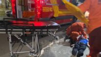Corpo de Bombeiros socorre motociclista vítima de colisão com caminhonete