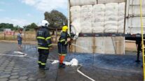 Corpo Bombeiros extingue incêndio e evita perca total de carga de algodão