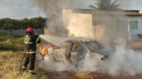 Corpo de Bombeiros combate incêndio em veículo em bairro residencial de Primavera do Leste