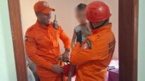 Bombeiros resgatam criança de dois anos que ficou presa em quarto
