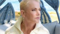 Xuxa brinca e rebate críticas por flacidez: ‘O resto tá pior’