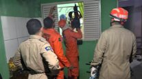 Bombeiros resgatam homem que ficou preso em janela de casa