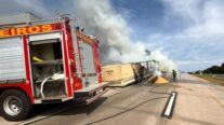 Corpo de Bombeiros controla incêndio em carreta carregada com soja na BR-364