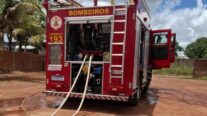 Corpo de Bombeiros combate incêndio em caminhão que estava dentro de barracão em Cuiabá