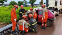 Bombeiros militares socorrem vítima após colisão entre carro e caminhão
