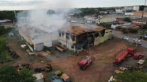 Galpão abandonado da Secretaria de Saúde pega fogo pela 2ª vez em 3 meses em MT