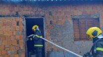 Corpo de Bombeiros extingue incêndio em residência em Primavera do Leste
