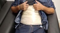 Polícias Civil e Federal prendem homem no aeroporto tentando levar drogas presas no corpo