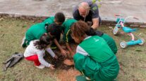 Craques da Natureza plantam 400 mudas com participação de 200 crianças no Parque Tia Nair